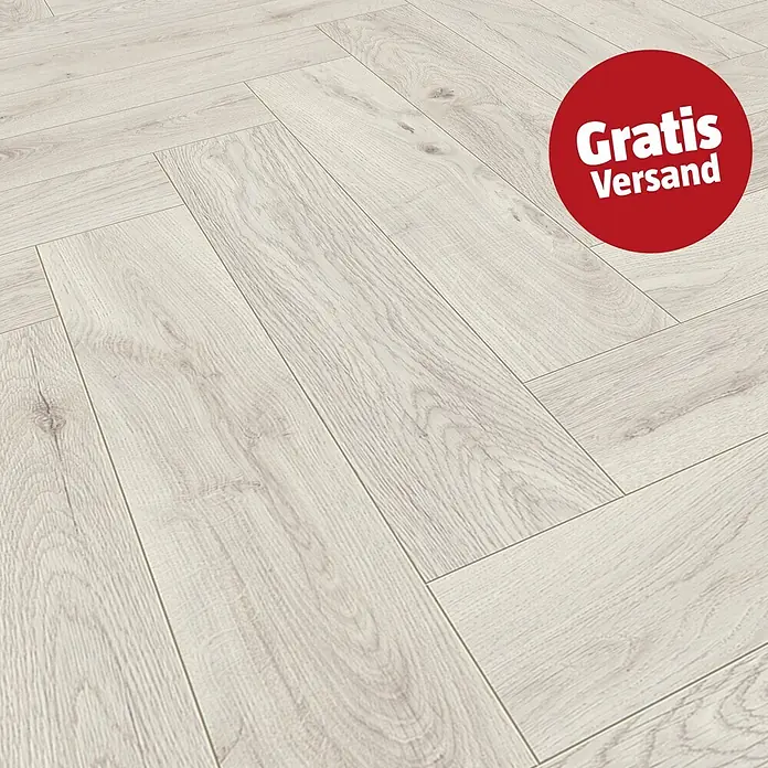 Krono Original Laminat Herringbone - Chantilly Oak, Fischgrät, 630 x 126 x 8 mm - Heller, gewischter Holzlaminatboden mit feiner Holzmaserung, im Fischgrätmuster verlegt.