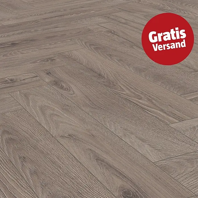 Krono Original Laminat Herringbone - Rutherford Oak, Fischgrät, 630 x 126 x 8 mm - Hellbrauner Holzboden in Fischgrätoptik. Roter Aufkleber „Gratis Versand“.