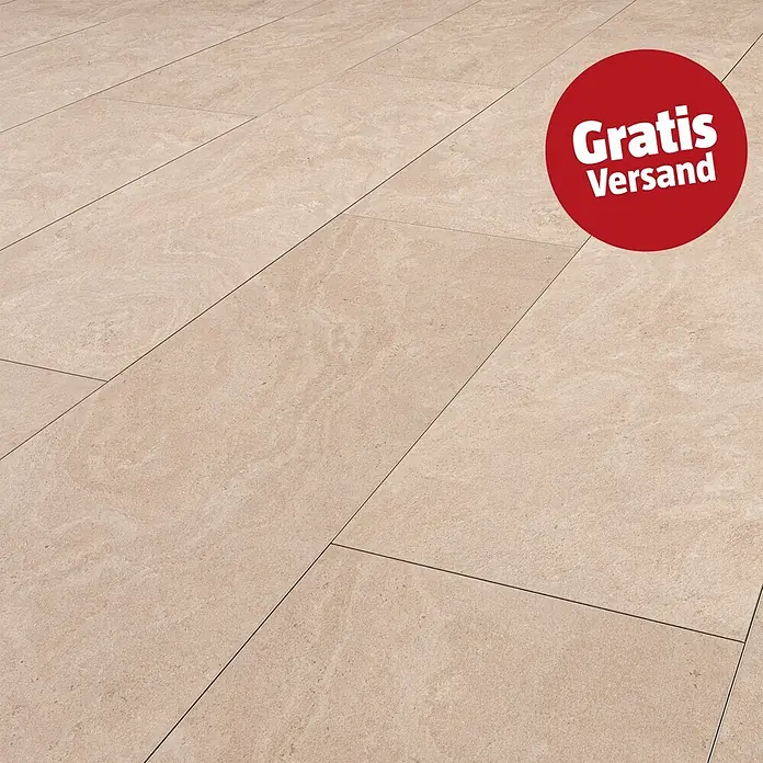 LOGOCLIC Laminat Orbit - Orbit, 1.288 x 330 x 8 mm - Beige, strukturierte Keramik-Bodenfliesen mit dunklen Fugen, in versetztem Muster verlegt, und einem roten 'Gratis Versand'-Label.