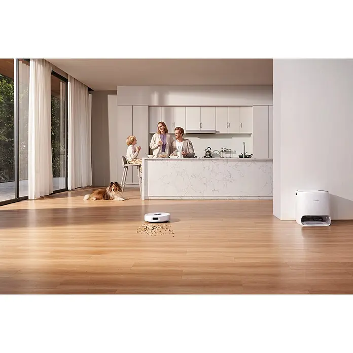 Narwal Saugwischroboter Freo X ultra Extend - Saugkraft: 8.200 Pa, Akkulaufzeit: 210 min, Fassungsvermögen Roboter: 1.000 ml - Weißer Saugroboter reinigt Schmutz auf Holzboden, seine weiße Reinigungsstation ist in einem Familienhaus in der Nähe.