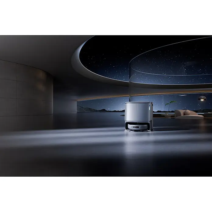 Narwal Saugwischroboter Freo Z10 ultra Extend - Saugkraft: 18.000 Pa, Akkulaufzeit: 150 min, Fassungsvermögen Roboter: 2.500 ml - Silbergrauer Saugroboter mit Dockingstation in einem modernen, dunklen Raum, durch dessen großes Fenster ein Sternenhimmel zu sehen ist.