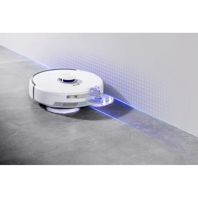 Narwal Saugwischroboter Freo Z10 ultra Extend - Saugkraft: 18.000 Pa, Akkulaufzeit: 150 min, Fassungsvermögen Roboter: 2.500 ml - Weißer Saugroboter mit rotierender Seitenbürste, der an einer Wand entlang reinigt, beleuchtet von blauem Licht, das seinen Weg und seine Kartierung zeigt.