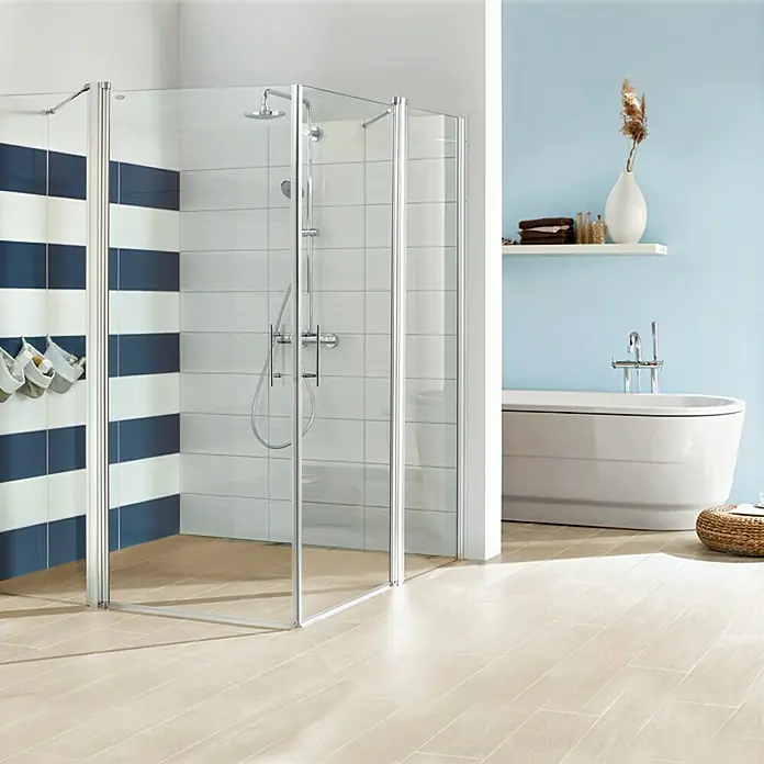 Camargue Vario Duschwand-Seitenteil S16 - B x H: 60 x 191,5 cm, Beschichtet, Silber - Duschkabine mit klaren Glaswänden und silbernen Rahmen, die ein modernes Badezimmer-Design mit blauen Akzenten ergänzen.