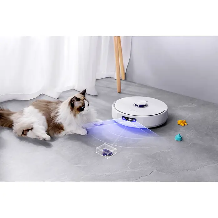 Narwal Saugwischroboter Freo Z10 ultra Extend - Saugkraft: 18.000 Pa, Akkulaufzeit: 150 min, Fassungsvermögen Roboter: 2.500 ml - Weißer Saugroboter nutzt blaues Licht zur Erkennung von Hindernissen wie Katze und Spielzeug auf grauem Boden.