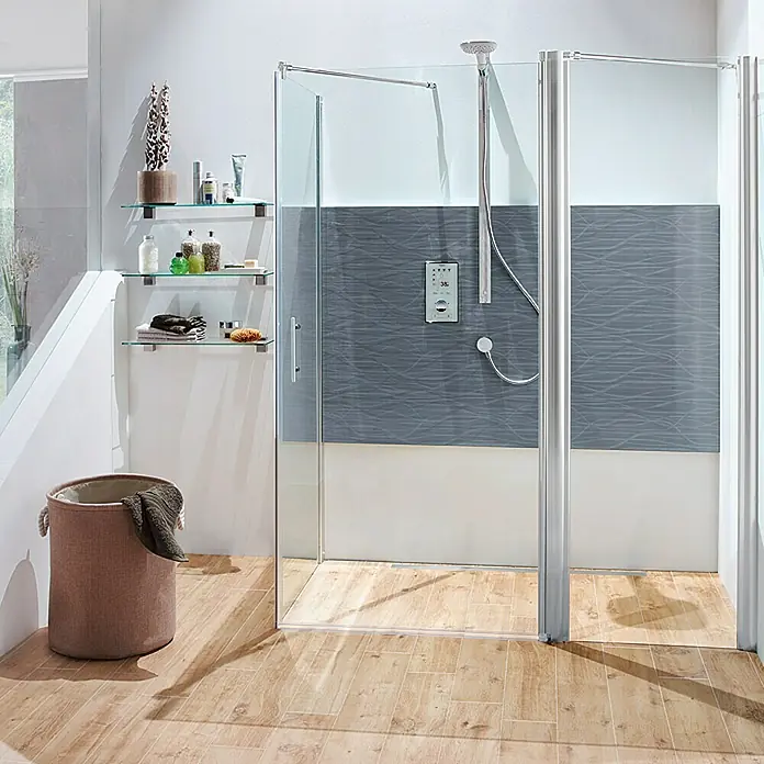 Camargue Vario Duschwand-Seitenteil S16 - B x H: 60 x 191,5 cm, Beschichtet, Silber - Ein modernes Badezimmer mit einer begehbaren Dusche mit Glastüren, grauen Akzenten und Holzboden für ein elegantes Ambiente.