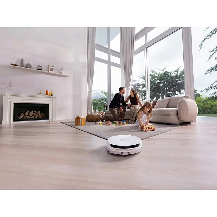 Narwal Saugwischroboter Flow - Saugkraft: 22.000 Pa, Akkulaufzeit: 186 min, Fassungsvermögen Roboter: 800 ml - Weißer Saugroboter reinigt einen modernen Wohnzimmerboden, während eine Familie in der Nähe spielt.