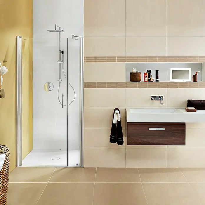 Camargue Vario Duschwand-Seitenteil S17 - B x H: 20 x 191,5 cm, Beschichtet, Silber - Elegantes Badezimmer mit begehbarer Dusche und stilvollem Waschtisch mit dunklem Unterschrank, der Stauraum und modernes Design vereint.
