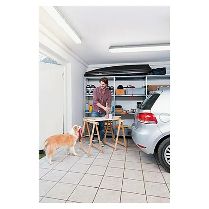 Ledvance LED-Feuchtraumlichtleiste SubmarineL x B x H: 156,5 x 7,2 x 8,6 cm, Lichtfarbe: Neutralweiß, 19 W, IP65 - Mann arbeitet in Garage mit Hund.