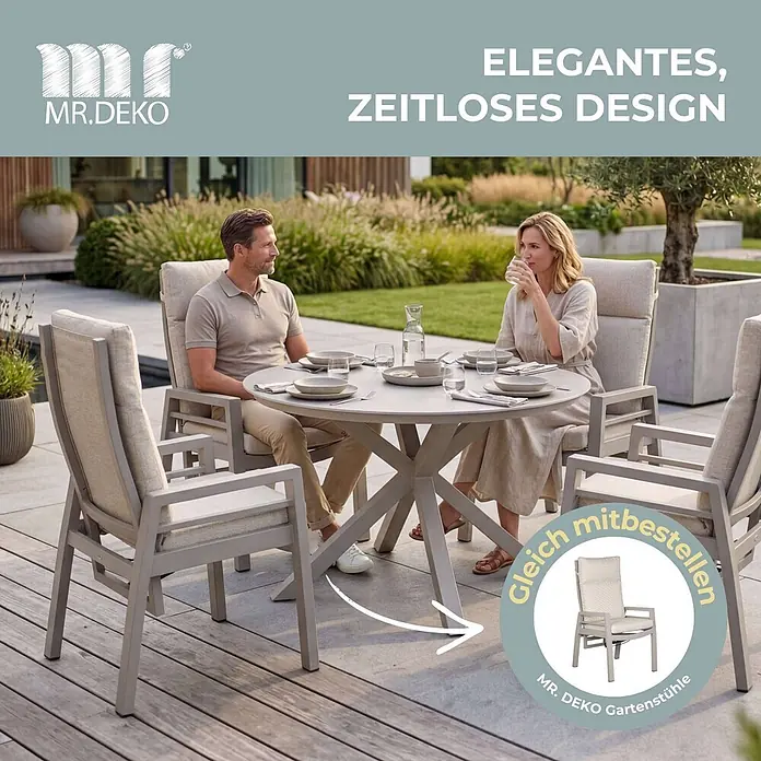 Bene Living Gartentisch Malaga - Gestell Aluminium, gesinterte Tischplatte (Keramik), Rund, beige - Ein Paar speist an einem modernen Outdoor-Esstisch mit hellgrauen Stühlen und Auflagen auf einer Terrasse.