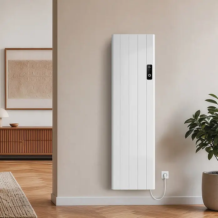 EMKE Konvektorheizung 1500W Weiß Flatsim ERD -  - Weißer Elektroheizkörper mit Digitalanzeige (25°C), an der Wand in einem modernen Raum montiert und eingesteckt.
