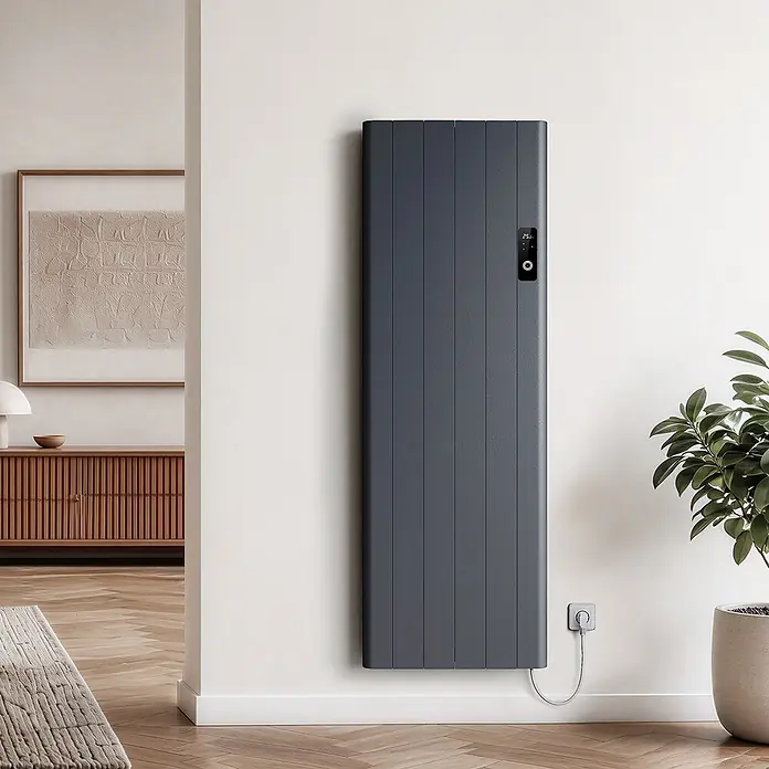 EMKE Konvektorheizung 2000W Anthrazit Flatsim ERD -  - Dunkelgrauer vertikaler Elektroheizkörper mit Digitalanzeige, wandmontiert und an eine Steckdose angeschlossen in einem modernen Raum.