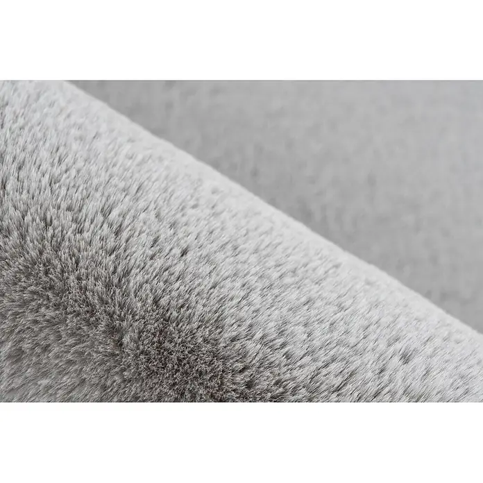 Kayoom Fellteppich Emotion 525 - Silber, 150 x 80 cm, 100 % Polyester - Nahaufnahme eines weichen, flauschigen grauen Stoffes oder Teppichs, der seine tiefe Textur und seinen hohen Flor zeigt.