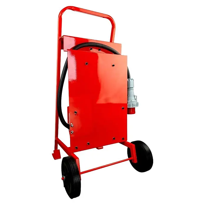 Baustromverteiler Doktorvolt 1x CEE 32A, 2x CEE 16A, 4x SCHUKO, 1x LED-Strahler, mit Rollen - Anzahl CEE-Steckdosen: 3 Stk., Anzahl Steckdosen Schuko: 4 Stk., IP44 - Roter Metallwagen auf Rädern für Hochleistungskabel/-schlauch, mit schwarzem Schlauch und grau-rotem Industriestecker.