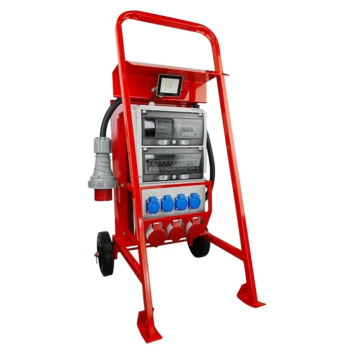 Baustromverteiler Doktorvolt 1x CEE 32A, 2x CEE 16A, 4x SCHUKO, 1x LED-Strahler, mit Rollen - Anzahl CEE-Steckdosen: 3 Stk., Anzahl Steckdosen Schuko: 4 Stk., IP44 - Rote mobile Stromverteilereinheit auf Rädern mit Griff, verschiedenen Steckdosen und Schutzschaltern.