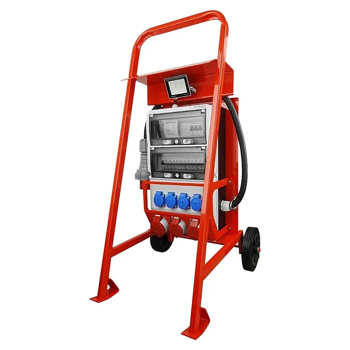 Baustromverteiler Doktorvolt 1x CEE 32A, 2x CEE 16A, 4x SCHUKO, 1x LED-Strahler, mit Rollen - Anzahl CEE-Steckdosen: 3 Stk., Anzahl Steckdosen Schuko: 4 Stk., IP44 - Roter mobiler Baustromverteiler mit verschiedenen Steckdosen und Rädern.