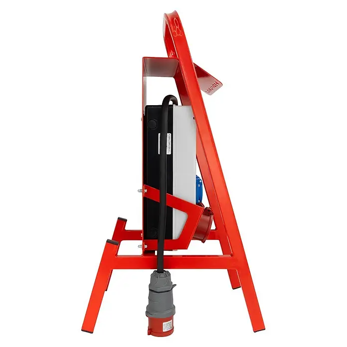 Baustromverteiler Doktorvolt 1x CEE 32A, 1x CEE 16A, 4x SCHUKO, freistehender Ständer - Anzahl CEE-Steckdosen: 2 Stk., Anzahl Steckdosen Schuko: 4 Stk., IP44 - Roter Metallrahmen mit weißer Stromverteilerbox, schwarzem Kabel und Industriestecker zur Stromversorgung.