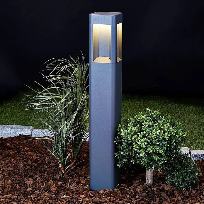 Lucande LED Wegeleuchte anthrazit 80 cm, Außenleuchte IP54, Gartenlampe -  - Ein anthrazitgrauer quadratischer Wegeleuchte beleuchtet einen Gartenweg mit warmem Licht, umgeben von Ziergräsern und einem kleinen Strauch.
