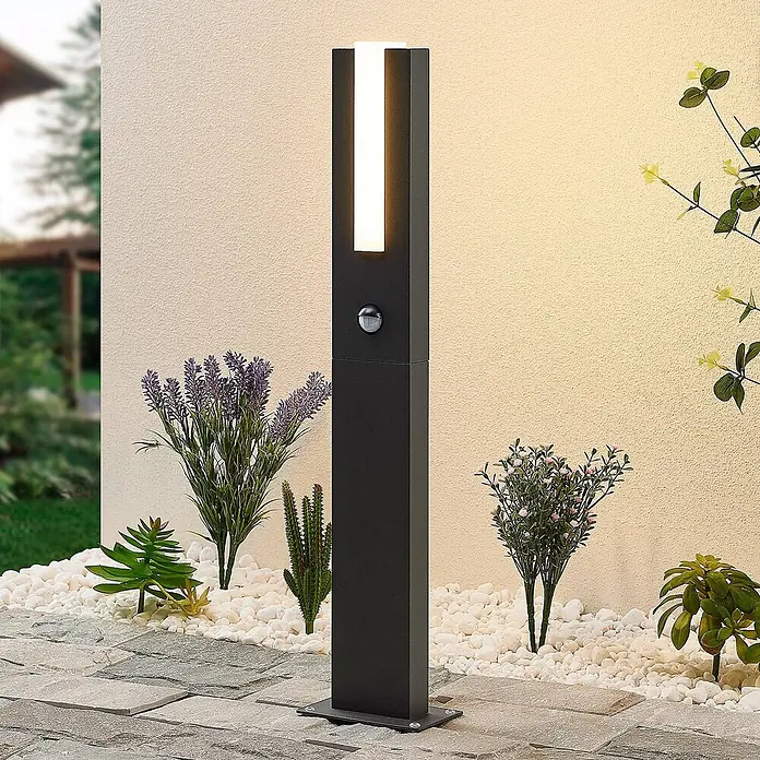 Lucande LED Wegeleuchte in graphit, weiß, mit Bewegungsmelder, Gartenlampe -  - Anthrazitfarbene LED-Wegeleuchte mit Bewegungsmelder, beleuchtet einen Gartenweg.