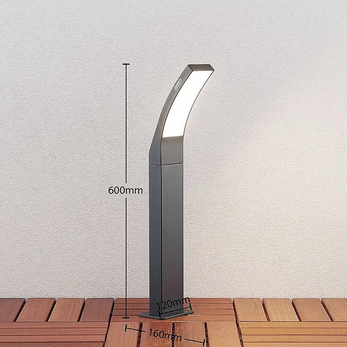 Lindby LED Wegeleuchte in anthrazit, weiß, Gartenlampe -  - Dunkelgraue Außenleuchte, 600mm hoch, mit 160x120mm Sockel, auf Holzterrasse.