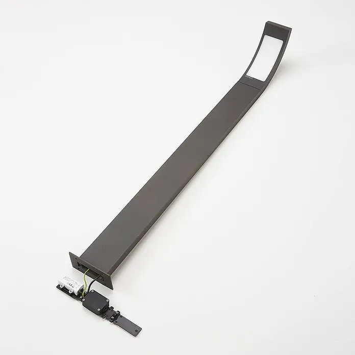 Lucande LED Wegeleuchte Pollerleuchte 100 cm, Wegelampe Außenlampe -  - Dunkelgraue, gebogene LED-Wegeleuchte mit freiliegender Innenverkabelung am Sockel.