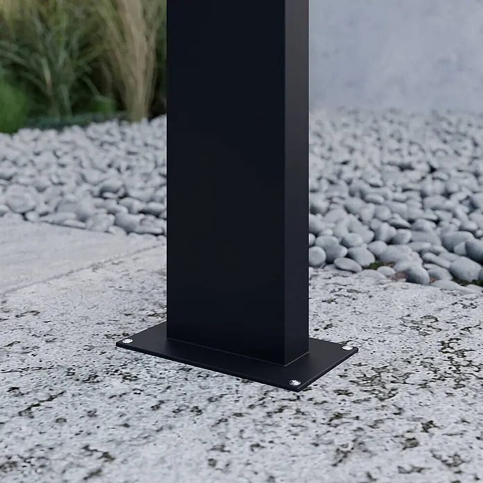 Lucande LED Wegeleuchte Pollerleuchte 100 cm, Wegelampe Außenlampe -  - Schwarze quadratische Pfostenbasis, mit vier Schrauben an einem gepflasterten Außenbereich befestigt.