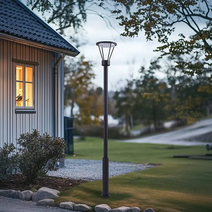 Lucande LED Gartenlaterne für draußen in schwarz matt, Mastleuchte -  - Dunkle, moderne Außenlaterne beleuchtet Garten und Hausbereich in der Dämmerung.