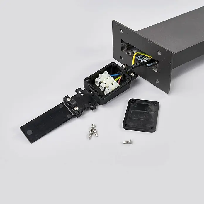 Lucande Außenlaterne Juvia -  - Geöffnete schwarze elektrische Anschlussdose mit weißen Klemmen und farbigen Kabeln, verbunden mit einer dunkelgrauen Außenleuchte. Lose Schrauben liegen daneben.
