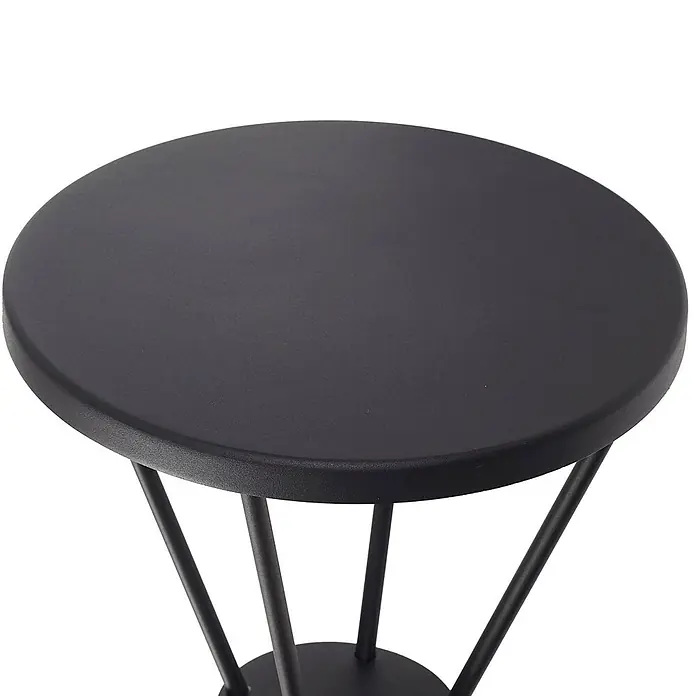 Lucande LED Gartenlaterne für draußen in schwarz matt, Mastleuchte -  - Schwarzer runder Metall-Beistelltisch mit schrägen Beinen.