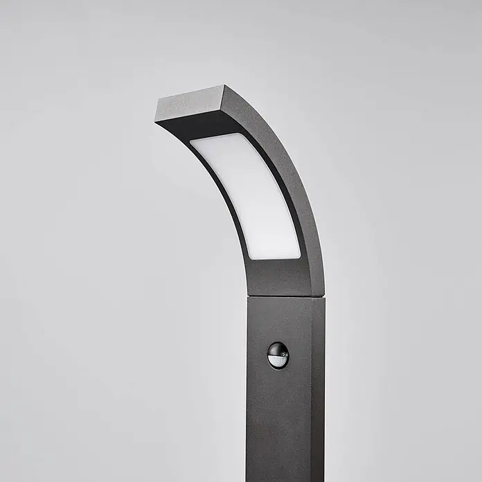 Lucande Außenlaterne Juvia -  - Dunkelgraue, gebogene Wegeleuchte mit integrierter LED-Beleuchtung und Bewegungsmelder.