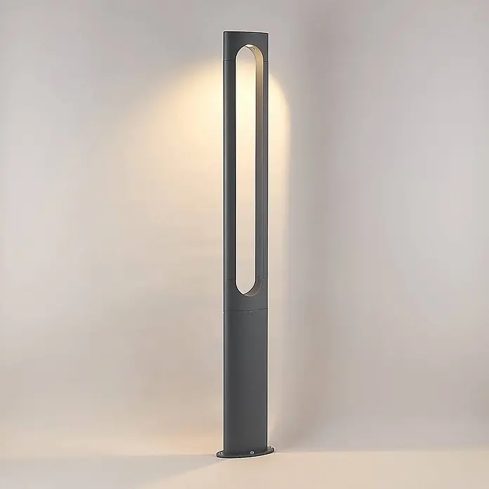 Lucande LED Gartenlaterne für draußen in dunkelgrau, Mastleuchte -  - Moderne dunkelgraue Außenpollerleuchte mit hoher, vertikal beleuchteter Öffnung.