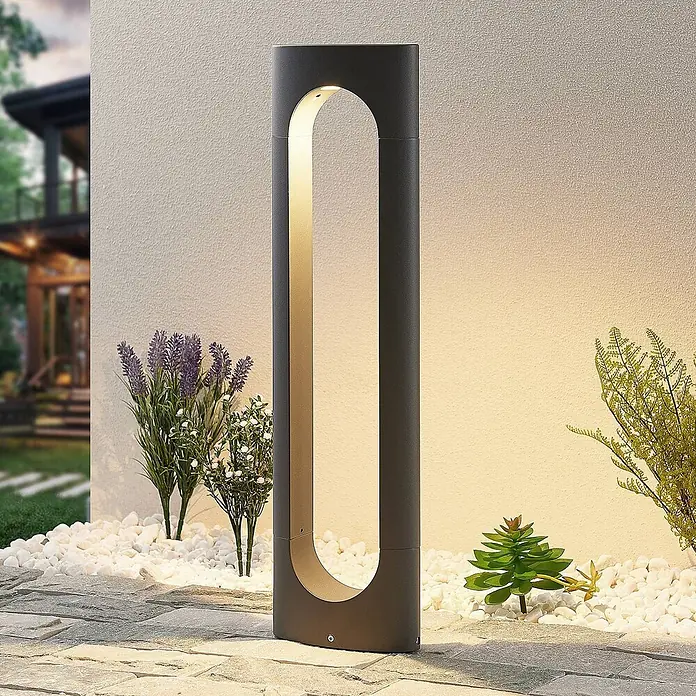 Lucande Außenlaterne Fenti -  - Dunkelgraue moderne Außenpollerleuchte beleuchtet Gartenweg und Wand.