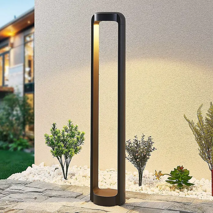 Lucande LED Wegeleuchte in anthrazit, Gartenlampe -  - Hohe, dunkle rechteckige Außenleuchte mit abgerundeten Ecken, strahlt warmes Licht im Garten aus.