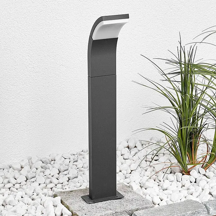 Lucande LED Wegeleuchte / Pollerleuchte, Höhe: 60 cm, inkl. 1x 5,8W LED -  - Moderne dunkelgraue Außenpollerleuchte mit gebogener Oberseite und weißem Lichtdiffusor, für Garten- und Wegbeleuchtung.