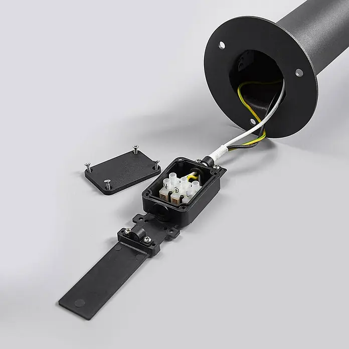 Lucande LED Wegeleuchte mit Bewegungsmelder Gartenleuchten mit Strom 60 cm -  - Offene schwarze Abzweigdose mit weißen Stromklemmen und Kabeln, neben dem Sockel einer schwarzen Außenleuchte.
