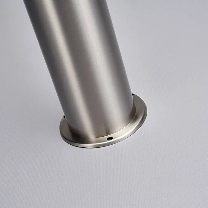 Lindby Edelstahl LED Wegeleuchte / Pollerleuchte 60 cm mit Bewegungsmelder -  - Gebürsteter silbergrauer zylindrischer Metallmöbelfuß mit flachem Boden und Schraubenlöchern.