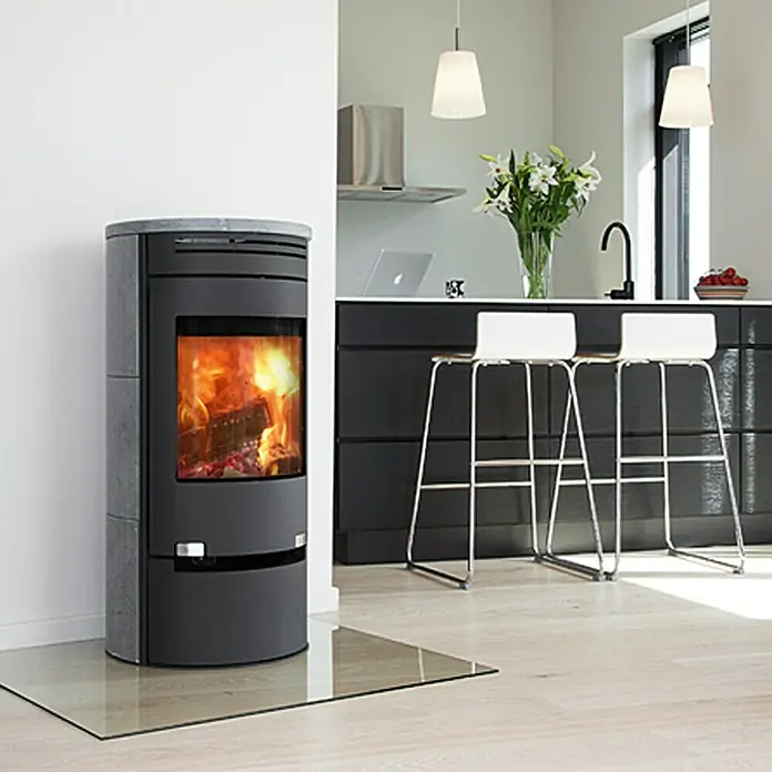 Aduro Kaminofen 1-1 SK - 6 kW, Raumheizvermögen: 334 m³, Material Verkleidung: Speckstein, Schwarz - Ein moderner Kaminofen mit Glasbodenplatte, der Wärme und Stil in ein modernes Zuhause bringt. Elegantes Design für gemütliche Stunden.