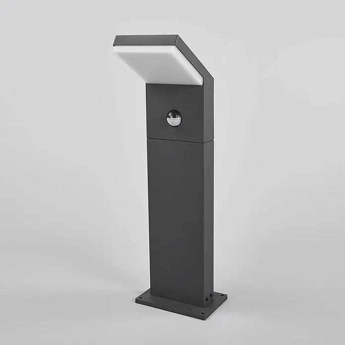 Arcchio Außenlaterne Yolena -  - Eine dunkelgraue Außenpollerleuchte mit angewinkelter Lichtfläche und integriertem Bewegungssensor, auf einem quadratischen Montagesockel.