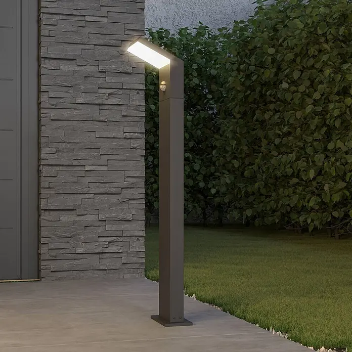Arcchio Außenlaterne Yolena -  - Anthrazitfarbene Außenwegleuchte mit beleuchteter LED-Oberseite und Bewegungssensor, beleuchtet einen Weg.