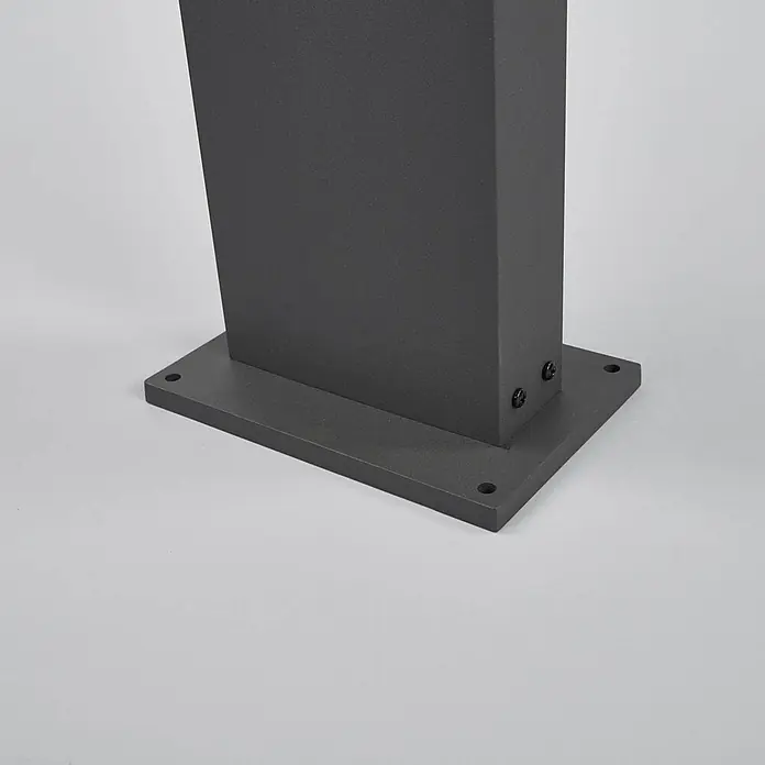 Arcchio Außenlaterne Yolena -  - Dunkelgraue Metallpfostenbasis mit quadratischer Montageplatte, zeigt Schrauben und vorgebohrte Löcher zur sicheren Befestigung.