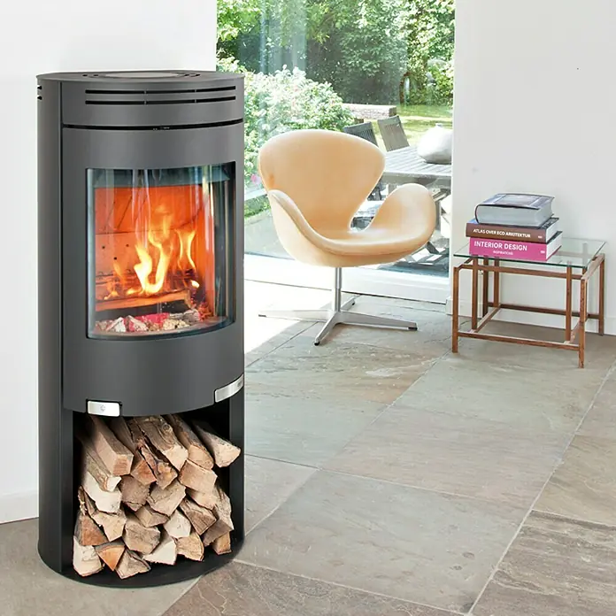 Aduro Kaminofen 1-4 - 6 kW, Raumheizvermögen: 334 m³, Material Verkleidung: Stahl, Schwarz - Ein moderner Kaminofen mit Holzscheitlagerung sorgt für Wärme und Atmosphäre in jedem Wohnraum.