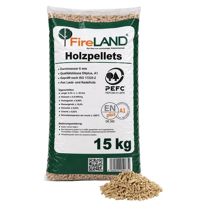 Fireland Holzpellets - 15 kg - Transparenter Beutel FireLAND Holzpellets mit verschütteten Pellets. Der weiß-grüne Beutel zeigt Produktinformationen und Zertifizierungen.