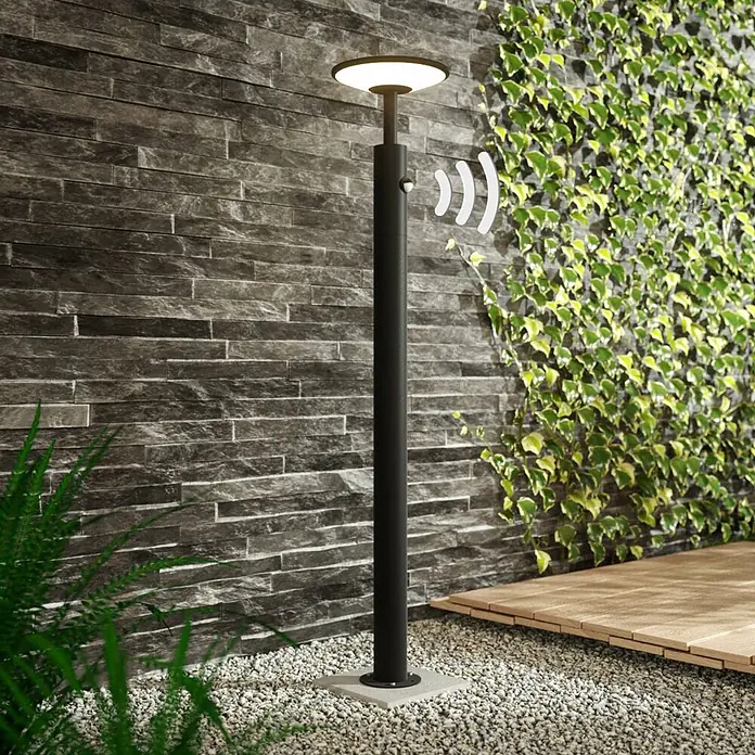 Lucande LED Wegeleuchte mit Bewegungsmelder Gartenleuchten mit Strom 100cm -  - Hohe schwarze Wegeleuchte für den Außenbereich mit beleuchteter Oberseite und integriertem Bewegungsmelder im Garten.