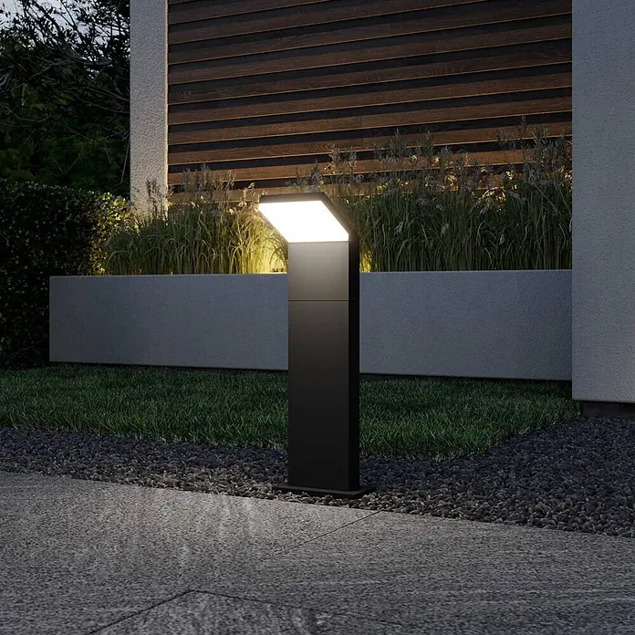 Arcchio LED Wegeleuchte in dunkelgrau, weiß, Gartenlampe -  - Moderne schwarze Außen-Pollerleuchte, die einen Weg und Garten bei Nacht beleuchtet.