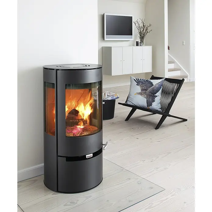 Aduro Kaminofen 9 - 8 kW, Raumheizvermögen: 334 m³, Material Verkleidung: Stahl, Schwarz - Moderner Kaminofen mit Glasverkleidung und gemütlichem Feuer im Wohnzimmer, der Wärme und Atmosphäre verbreitet.