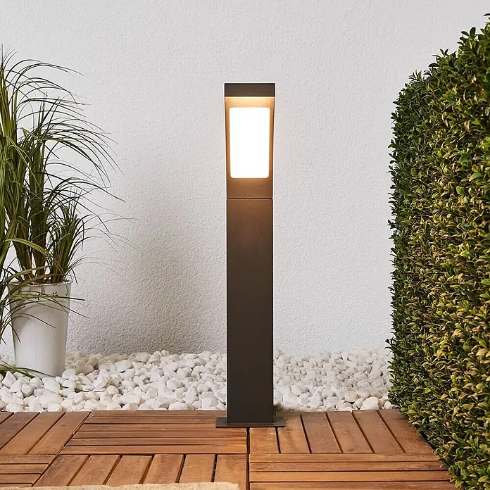 Lucande LED Wegeleuchte anthrazit Sockelleuchte 60 cm Gartenlampe Aluminium -  - Moderne dunkelgraue Außenpollerleuchte mit beleuchtetem Oberteil, auf Holzterrasse stehend.