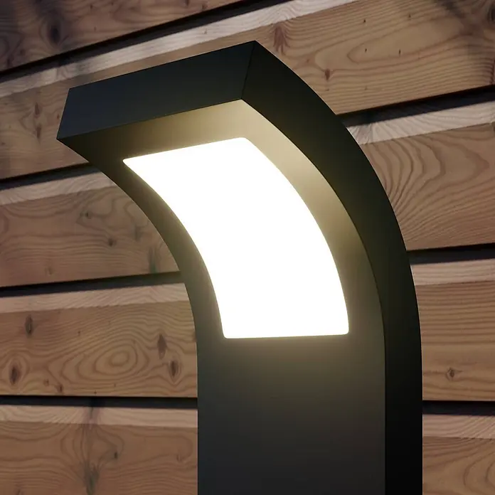 Arcchio LED Wegeleuchte / Pollerleuchte, Höhe: 60 cm, inkl. 1x 10,8W LED -  - Moderne schwarze Außenleuchte mit gebogener, beleuchteter weißer Platte an einer Holzwand.