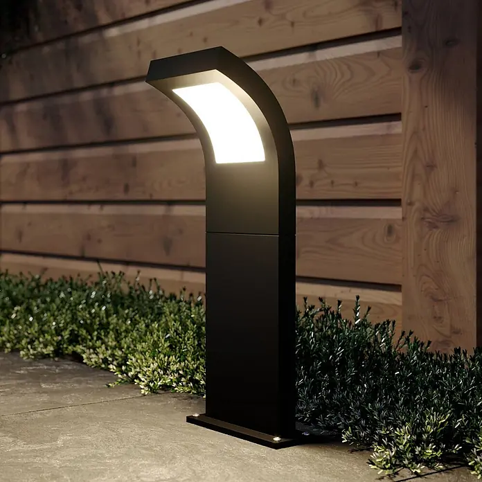 Arcchio Außenlaterne Advik -  - Moderne schwarze Wegeleuchte mit gebogenem Oberteil, die einen Weg warm beleuchtet.