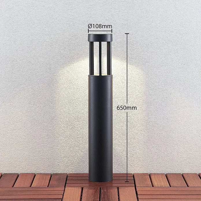 Lucande LED Wegeleuchte, Pollerleuchte Dunkelgrau, Außenleuchte 65 cm -  - Schwarze Outdoor-Pollerleuchte aus Metall, 650 mm hoch und 108 mm Durchmesser, beleuchtet eine Holzterrasse.