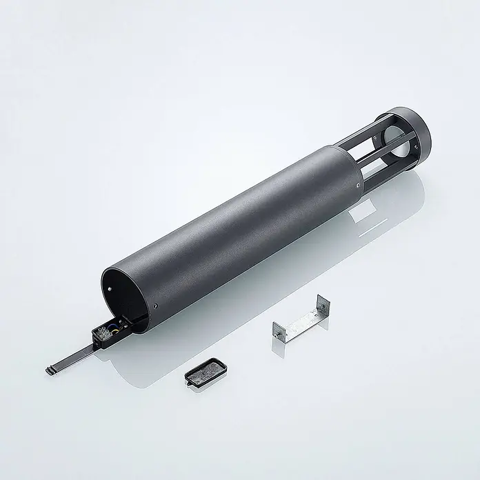 Lucande LED Wegeleuchte, Pollerleuchte Dunkelgrau, Außenleuchte 65 cm -  - Demontierte dunkelgraue rohrförmige Außenleuchte mit Innenverdrahtung, abgenommener Abdeckung und Metallhalterung.