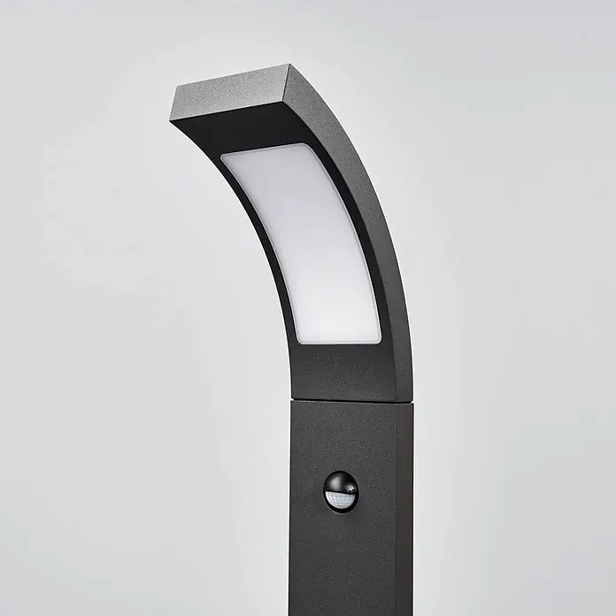 Lucande LED Wegeleuchte mit Bewegungsmelder Gartenleuchten mit Strom 60 cm -  - Anthrazitfarbene geschwungene Außenleuchte mit weißem LED-Panel und integriertem Bewegungsmelder.